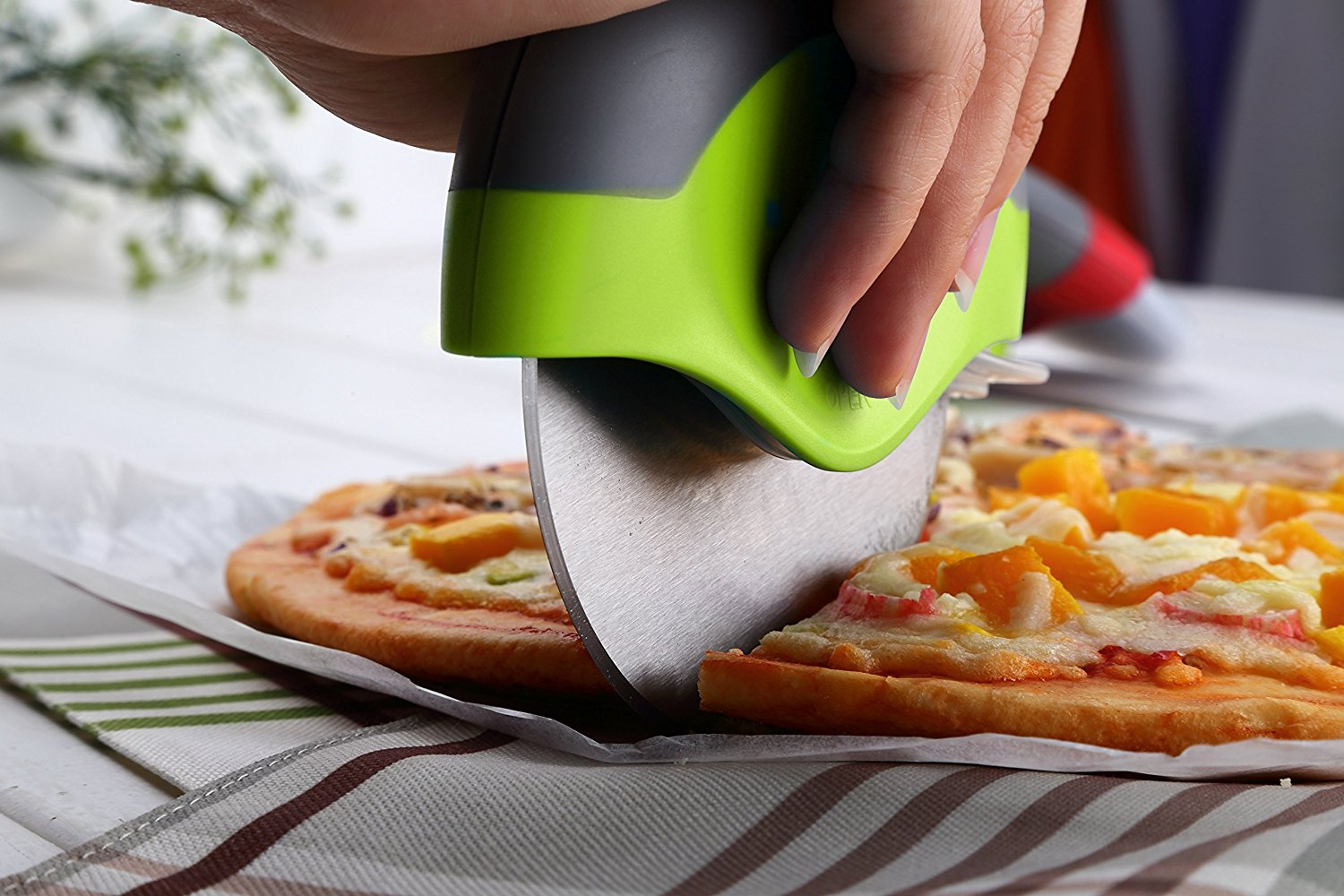 This pizza cutter spatula is the clean pizza slicer you've been waiting for